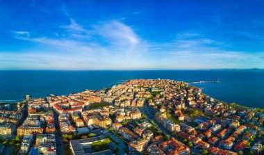 Bulgaristan 'da açık bir günde, deniz yayı turkuvaz Karadeniz tarafından yıkanan, eski Avrupa' daki küçük evleri ve sessiz sakin caddeleri olan küçük Pomorie tatil beldesine panoramik kuş bakışı bakış