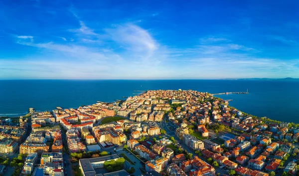 Bulgaristan 'da açık bir günde, deniz yayı turkuvaz Karadeniz tarafından yıkanan, eski Avrupa' daki küçük evleri ve sessiz sakin caddeleri olan küçük Pomorie tatil beldesine panoramik kuş bakışı bakış
