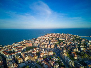 Bulgaristan 'da açık bir günde, deniz yayı turkuvazı ile yıkanan, eski Avrupa' daki küçük evleri ve sessiz sakin sokaklarıyla küçük Pomorie tatil beldesine kuş bakışı bakış