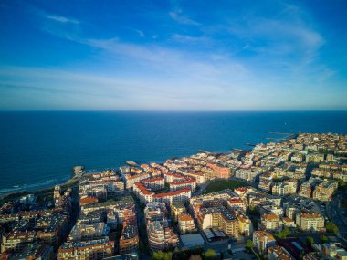 Bulgaristan 'da açık bir günde, deniz yayı turkuvazı ile yıkanan, eski Avrupa' daki küçük evleri ve sessiz sakin sokaklarıyla küçük Pomorie tatil beldesine kuş bakışı bakış