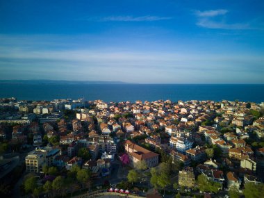 Bulgaristan 'da açık bir günde, deniz yayı turkuvazı ile yıkanan, eski Avrupa' daki küçük evleri ve sessiz sakin sokaklarıyla küçük Pomorie tatil beldesine kuş bakışı bakış