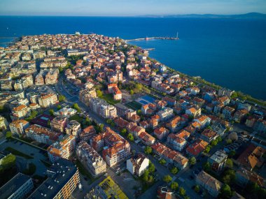 Bulgaristan 'da açık bir günde, deniz yayı turkuvazı ile yıkanan, eski Avrupa' daki küçük evleri ve sessiz sakin sokaklarıyla küçük Pomorie tatil beldesine kuş bakışı bakış