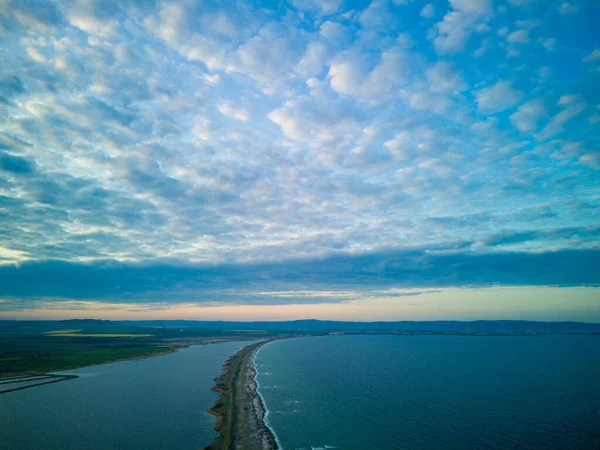 Una Vista Volo Uccello Una Spiaggia Erba Secca Sabbiosa Selvaggia — Foto Stock