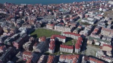 Küçük sakin eski bir kasaba, Pomorie, Bulgaristan yarımadası, pek çok farklı araba, eski ve yeni evler ve oteller kuşbakışı görülüyor. UHD 4K video gerçek zamanlı