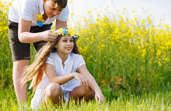 Adolescente Cara Irmão Tranças Fitas Multi Coloridas Coroa Azul Amarela — Fotografia de Stock