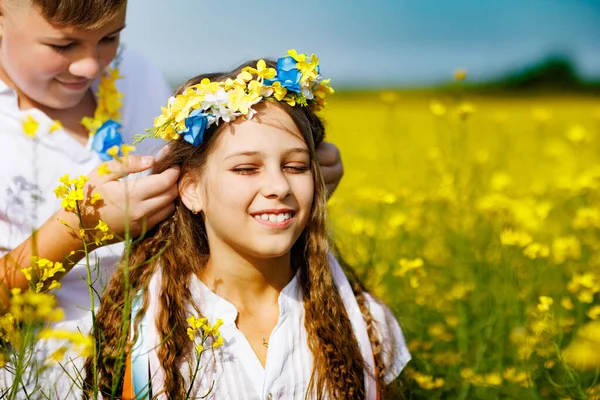 Fröhlich Lachender Teenager Wirft Bunte Lange Bänder Leuchtendem Ukrainischen Blumenkranz — Stockfoto