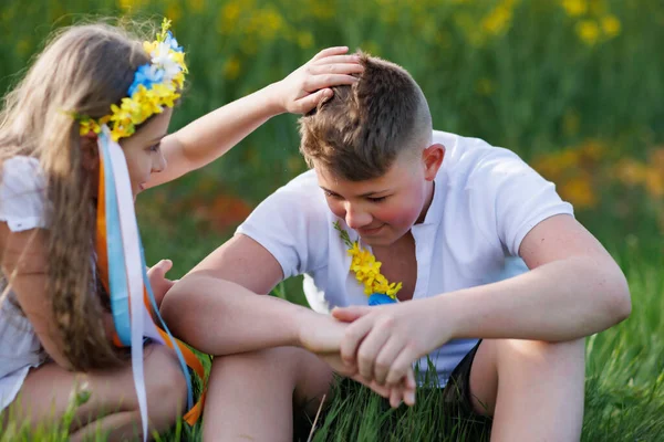 Crianças Adolescentes Alegres Nativas Que Gostam Tempo Quente Grande Irmão — Fotografia de Stock