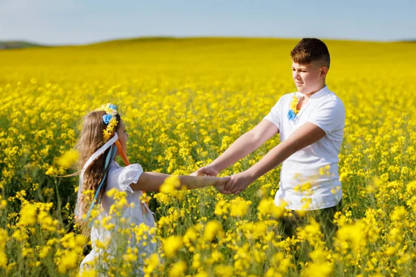 Cheerful Joyful Teenagers Older Brother Laughing Sister Floral Ukrainian Bright — Stock Photo, Image