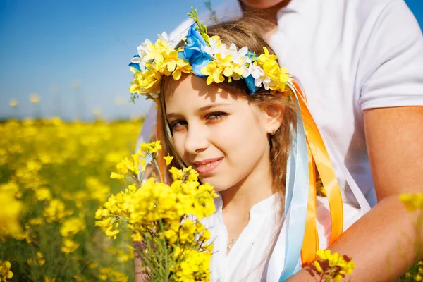 Freundlicher Teenager Bruder Umarmt Fröhlich Lachende Schwester Mit Ukrainischem Blumenkranz — Stockfoto