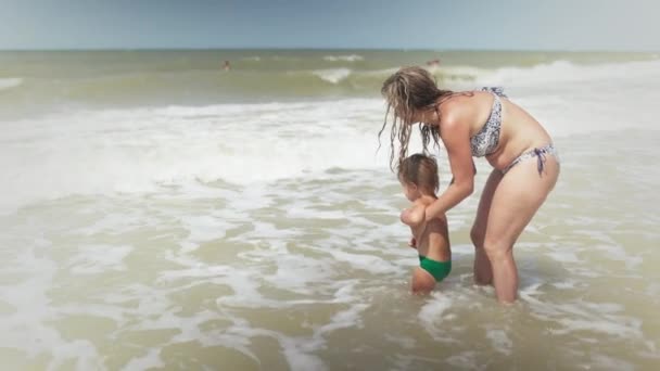 Joyeux Heureux Bienveillant Maman Jette Son Petit Fils Drôle Sur — Video