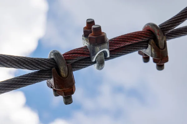 Zuverlässiges Starkes Metallkabel Mit Verbindungsbefestigung Mit Schrauben Und Muttern Unterschiedlicher — Stockfoto