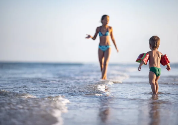 Genre Maigre Mignonne Sœur Aînée Joue Avec Son Petit Frère — Photo