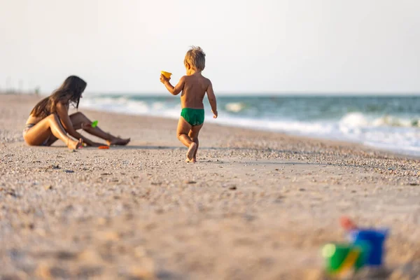 Genre Maigre Mignonne Sœur Aînée Joue Avec Son Petit Frère — Photo