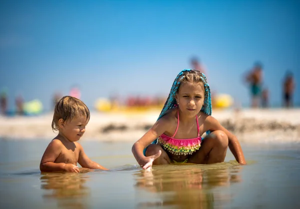 Tipo Flaco Hermana Mayor Linda Juega Con Hermano Pequeño Niño — Foto de Stock