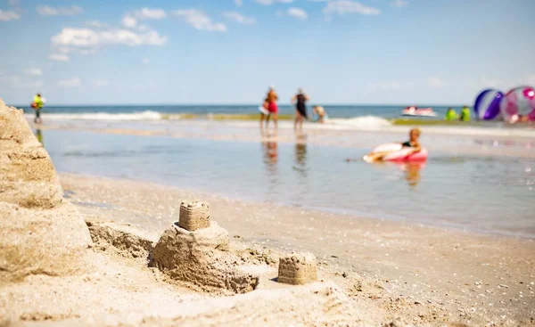Eine Schöne Kleine Gepflegte Sandburg Steht Auf Einem Großen Sandstrand — Stockfoto