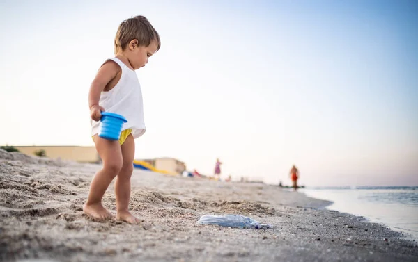 Niño Alegre Entusiasta Juega Con Sus Juguetes Una Playa Arena —  Fotos de Stock