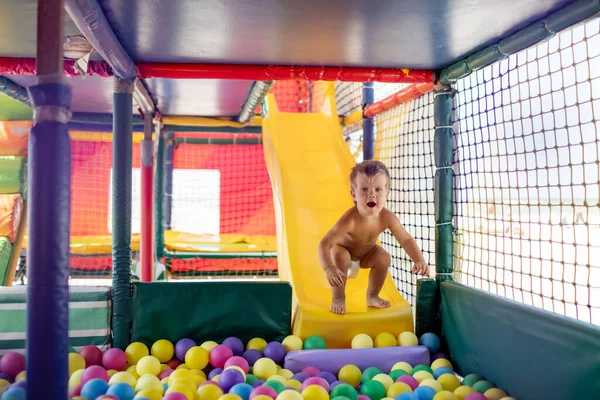 Трохи Смішний Безтурботний Дитина Грає Маленькій Ігровій Кімнаті Катається Яскравої — стокове фото