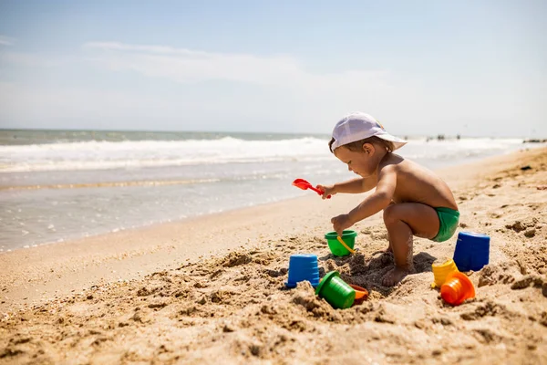 Piccolo Divertente Ragazzo Raccoglie Conchiglie Ciottoli Nel Mare Blu Calmo — Foto Stock