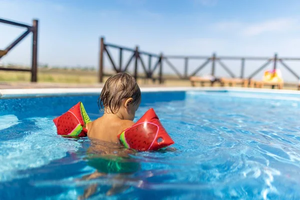 Malý Veselý Chlapeček Batole Jasně Nafukovacích Náramcích Plave Modrém Bazénu — Stock fotografie