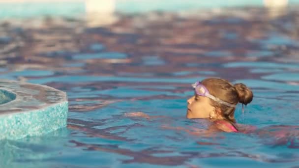 Маленькая Девочка Ярко Розовом Купальнике Прозрачными Черными Очками Плавания Выпрямляет — стоковое видео
