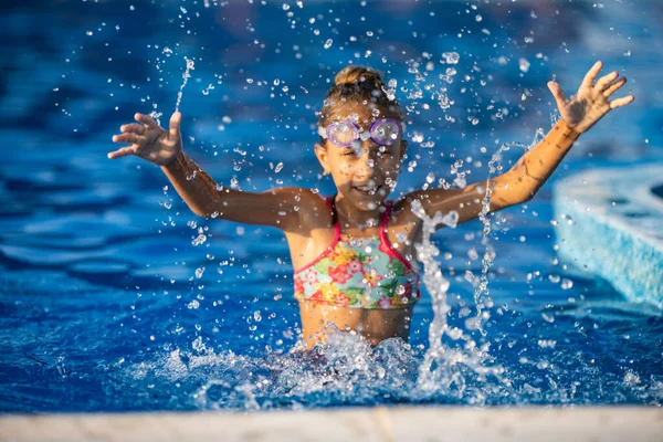 Dziewczyna Jasnoróżowym Kostiumie Kąpielowym Czarnych Okularach Kąpielowych Zabawny Skok Głębokiego — Zdjęcie stockowe