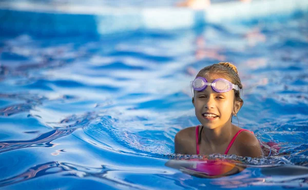 Egy Fiatal Lány Fényes Leopárdfürdőruhában Fényes Színű Felfújható Labdával Úszik — Stock Fotó
