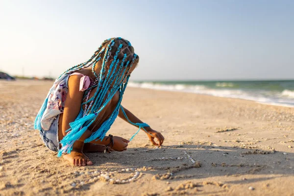 Bronzlaşmış Şevkli Parlak Afrika Örgülü Yaz Mevsiminde Pembe Takım Elbiseli — Stok fotoğraf