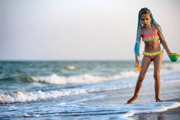 Menina Alegre Esbelta Engraçada Que Joga Com Ondas Pequenas Chutando — Fotografia de Stock