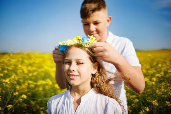 Vriendelijke Zorgzame Tienerbroer Zorgvuldig Zet Bloemen Oekraïense Heldere Krans Met — Stockfoto