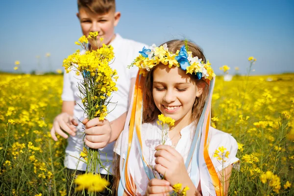 Vrolijke Vrolijke Zorgeloze Kinderen Broer Zus Bloemen Oekraïense Krans Met — Stockfoto