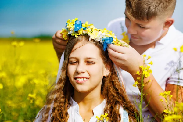 Fröhlich Lachender Teenager Wirft Bunte Lange Bänder Leuchtendem Ukrainischen Blumenkranz — Stockfoto