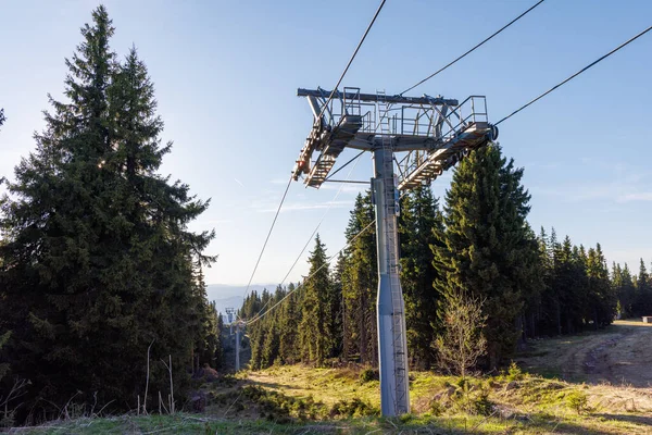 Moderne Toeristische Lift Met Sterke Betrouwbare Metalen Kabel Passeert Tussen — Stockfoto