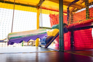 Güneşli bir yaz gününde farklı oyuncakları ve eğlenceleri olan küçük neşeli oyun odası.