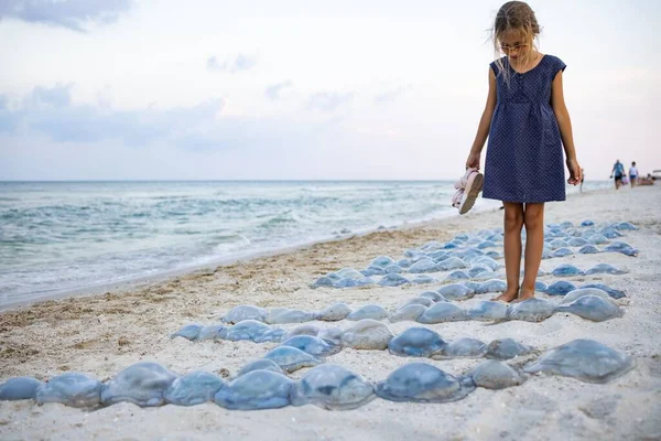 Elinde Bronzlaşmış Bacakları Parlak Sandaletleri Olan Bir Kız Deniz Dalgaları — Stok fotoğraf