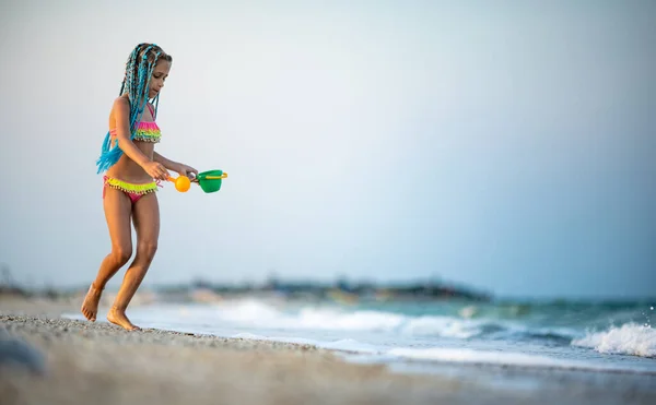 小さな波で遊んで面白い細い陽気な女の子 足を蹴り 暖かい明るい夏の太陽の下で所定の位置に回転待望の休暇を楽しんで — ストック写真