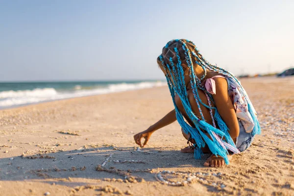 Menina Magro Entusiasta Bronzeada Com Tranças Africanas Brilhantes Verão Terno — Fotografia de Stock