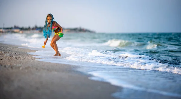 Αστείο Λεπτό Χαρούμενο Κορίτσι Που Παίζει Μικρά Κύματα Κλωτσώντας Πόδια — Φωτογραφία Αρχείου
