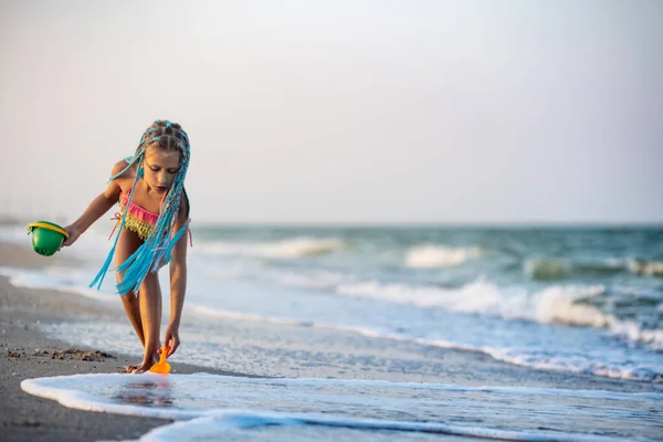 Divertente Esile Ragazza Allegra Che Gioca Con Piccole Onde Calci — Foto Stock