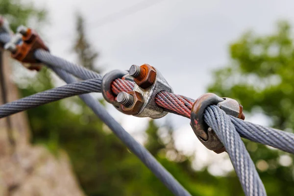 Pålitlig Stark Metallkabel Med Anslutande Fäste Med Bultar Och Muttrar — Stockfoto