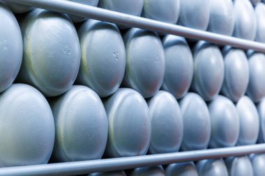 Benzin ya da benzinle doldurulmuş pek çok farklı küçük metal şişe büyük kümeler halinde istiflenir ve gün ışığıyla aydınlatılır.