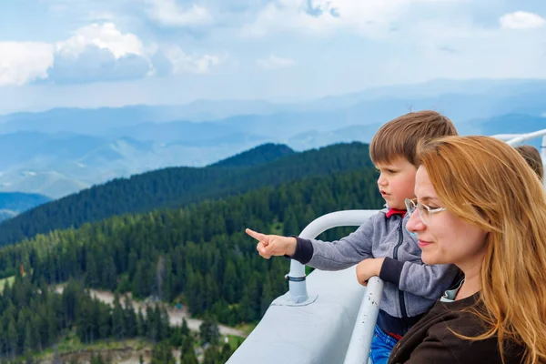 Madre Sostiene Firmemente Hijo Pequeño Muestra Los Paisajes Del Valle —  Fotos de Stock