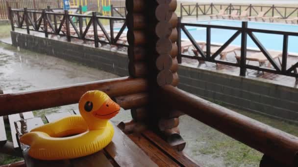 Canard Gonflable Jaune Trouve Sur Une Table Bois Massif Dans — Video