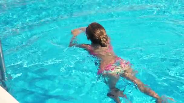 Una Hermosa Chica Delgada Divertida Traje Baño Color Rosa Brillante — Vídeos de Stock