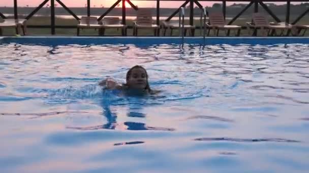 Όμορφη Νεαρή Μαυρισμένη Γυναίκα Κολυμπά Μια Βαθιά Μπλε Πισίνα Διάφανο — Αρχείο Βίντεο