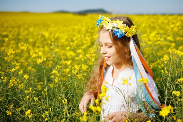 Joyful Schattige Langharige Tiener Meisje Sneeuwwitte Jurk Heldere Bloemen Oekraïense — Stockfoto