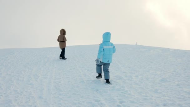 Vue Latérale Deux Enfants Vêtements Dessus Lançant Des Boules Neige — Video
