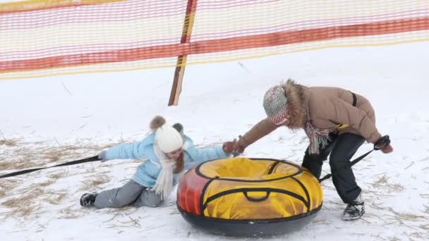 Vista Lateral Dos Lindas Niñas Levantando Sus Tubos Nieve Amarillos — Vídeos de Stock