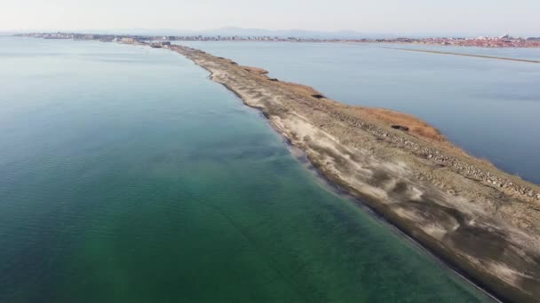 Vogelperspektive Auf Den Schmalen Leeren Ruhigen Strand Mit Trockenem Sand — Stockvideo