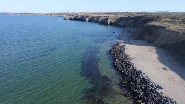 불가리아의 청록색 에둘러 바위투성이의 모래사장 옆에서 바라본다 Uhd 비디오 실시간 — 비디오