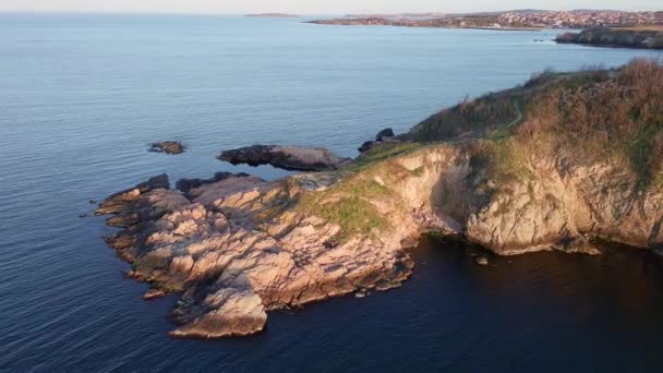 Vista Altura Lado Costa Estreita Arenosa Rochosa Com Grama Selvagem — Vídeo de Stock